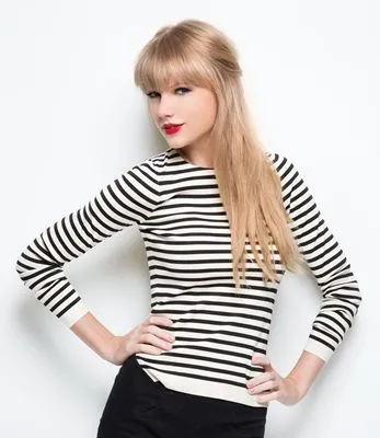 Taylor Swift Women's Junior Cut Crewneck T-Shirt