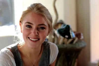 AnnaSophia Robb Prints and Posters