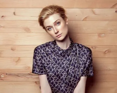 Elizabeth Debicki Women's Junior Cut Crewneck T-Shirt