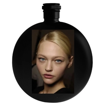 Sasha Pivovarova Round Flask