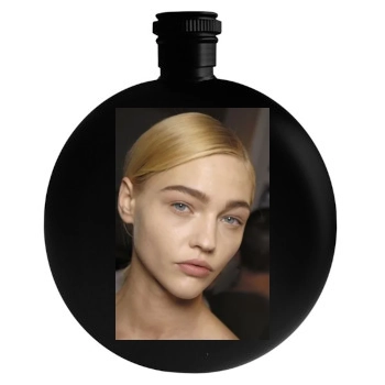 Sasha Pivovarova Round Flask